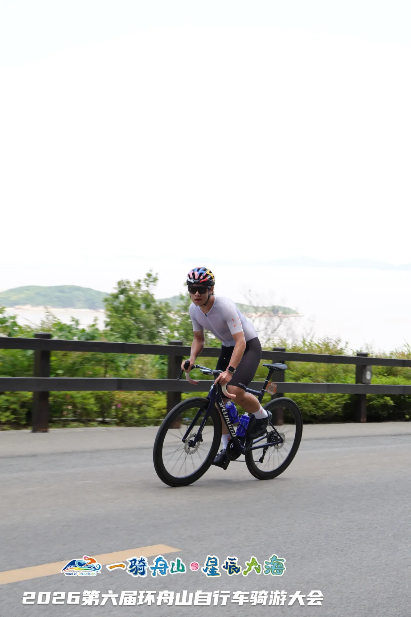环舟山骑游大会中正在爬坡的公路车骑行者